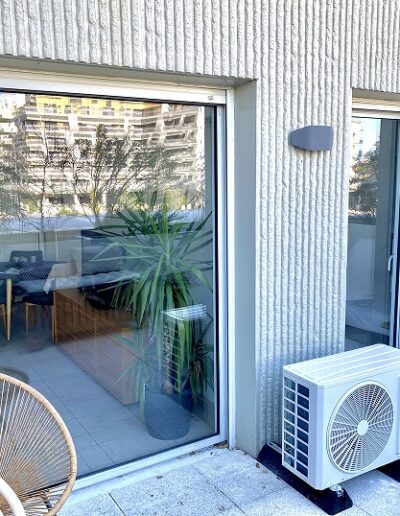 Équipe technique posant un climatiseur à Montpellier