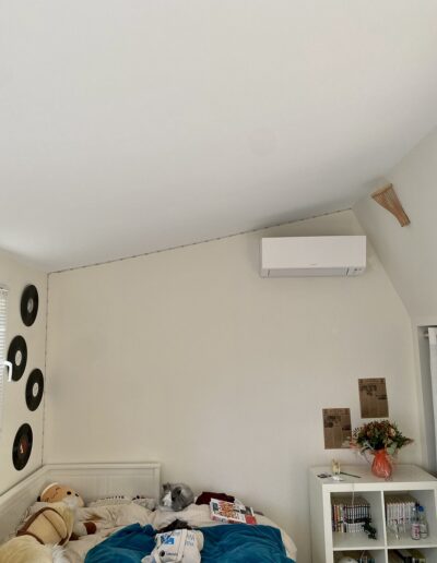 Expert en climatisation ajustant les réglages à Montpellier